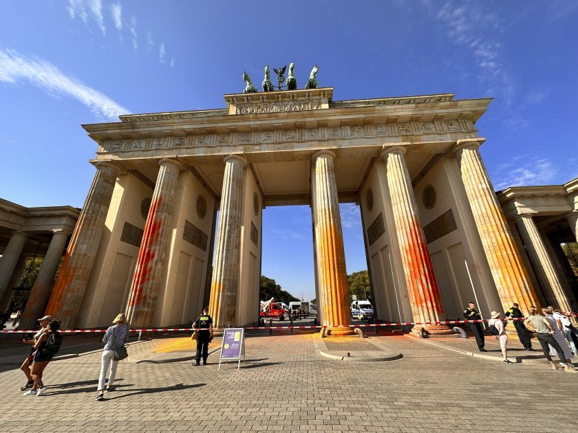 екоактивисти напръскаха боя бранденбургската врата берлин