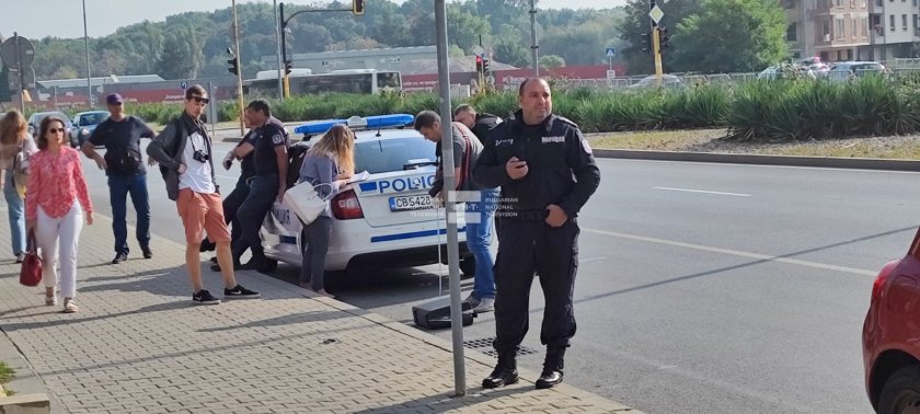 Засилено полицейско присъствие в София край столичен бизнес център. Полицай