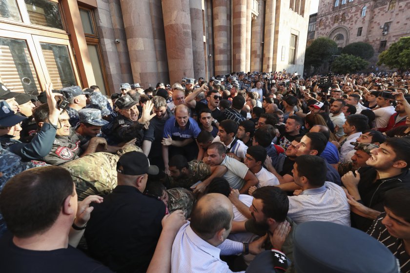 напрежение ереван сблъсъци протестиращи полиция сградата правителството