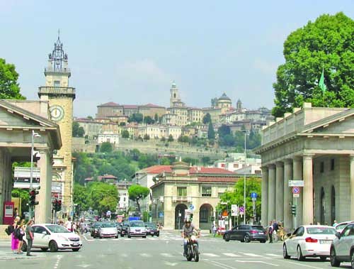 В Милано тече седмица на модата, като дизайнерите представят идеите