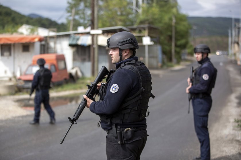 арестуваха двама сърби убийството косовски полицай незаконно притежание оръжие