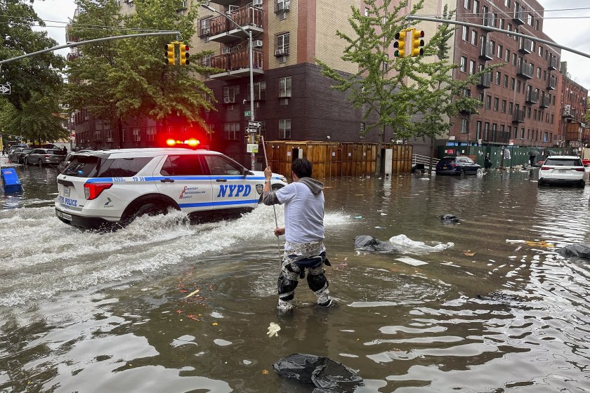 Ню Йорк е под вода, метеоролозите прогнозират още порои