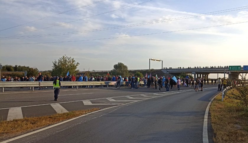 Министърът на енергетиката отива при протестиращите, премиерът ги кани на среща