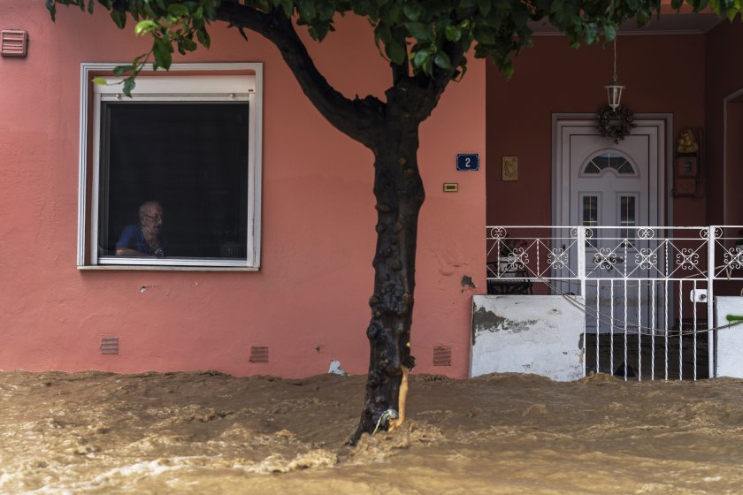 бурята елиас блокирани пътища отново наводнения гърция