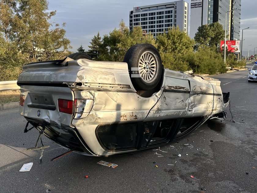 Кола се обърна по таван на бул. Брюксел в София.Инцидентът