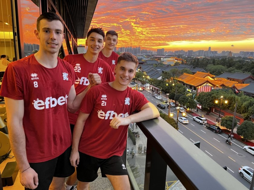 Българският национален отбор по волейбол за мъже пристигна в китайския