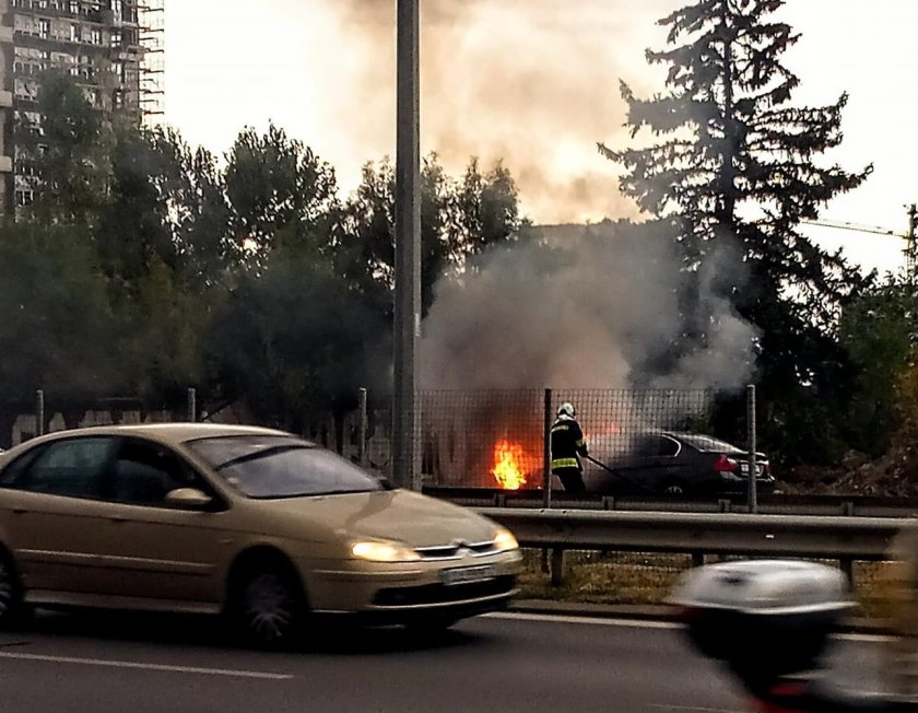 Автомобил се запали на булевард "Цариградско шосе" (СНИМКИ/ВИДЕО)