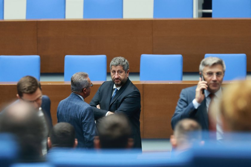 Промените в Конституцията ще се обсъждат и приемат от Народното