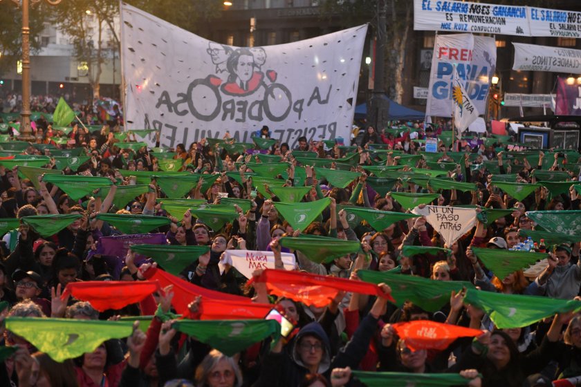Хиляди аржентинки демонстрираха в защита на правото на аборт.Демонстрантките се