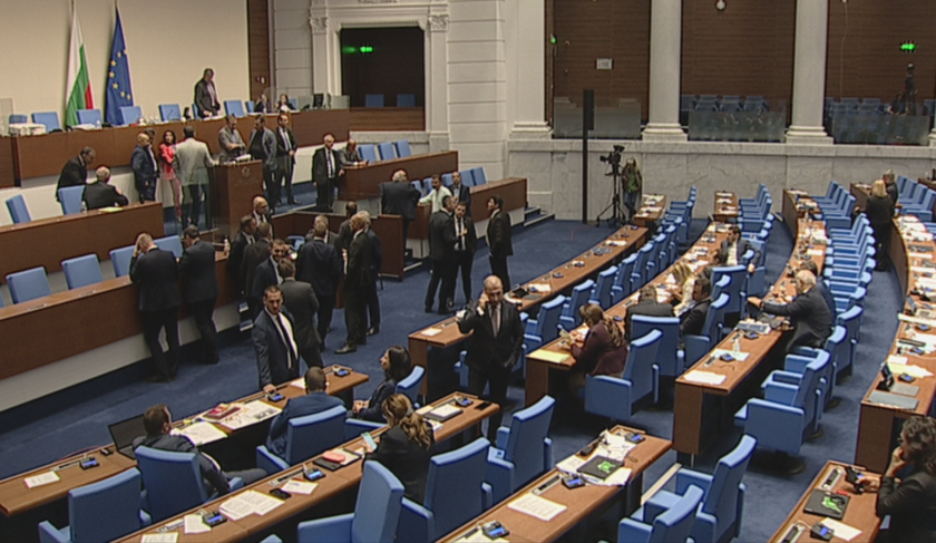 Опозицията в парламента блокира трибуната заради негласувано предложение за въглищните региони