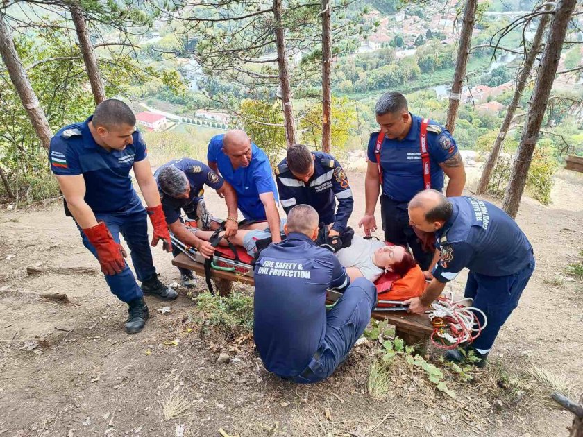 пожарникари спасиха испанска студентка паднала люлката любовта велико търново