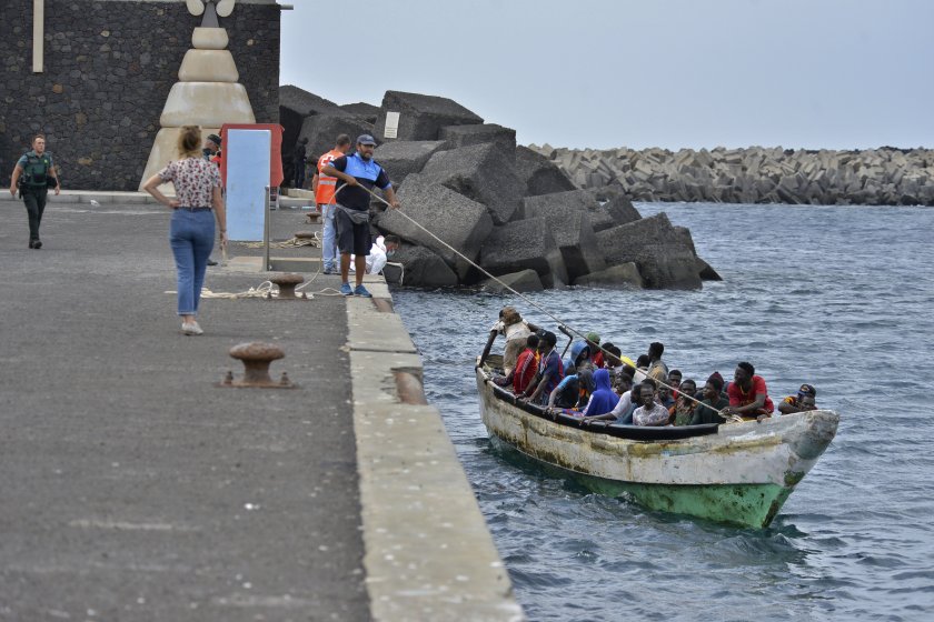 испанските власти спасиха 262 мигранти канарските острови