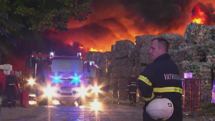 Огромен пожар в хърватско предприятие - трима огнеборци пострадаха, димът достигна до Босна