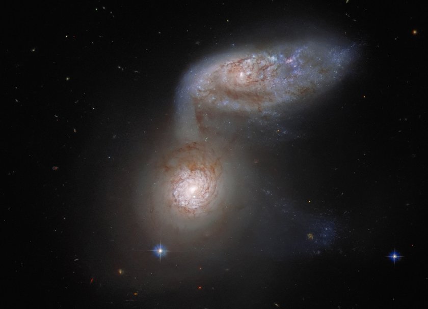 Космическият телескоп Хъбъл разкри рядка галактика със светещо сърце. Галактиката