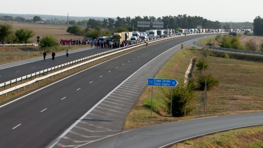 Продължават ограниченията в движението по автомагистралите Тракия и Струма, както