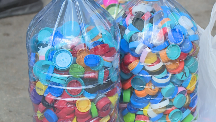 годишният тео едно децата спасени събиране пластмасови капачки