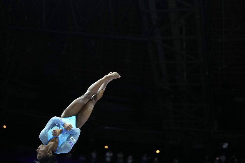 симон байлс историческо изпълнение прескок води многобоя световното спортна гимнастика