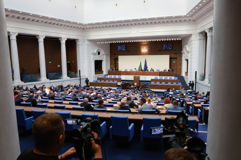 НС ще заседава извънредно другата седмица, в петък гласува вота на недоверие