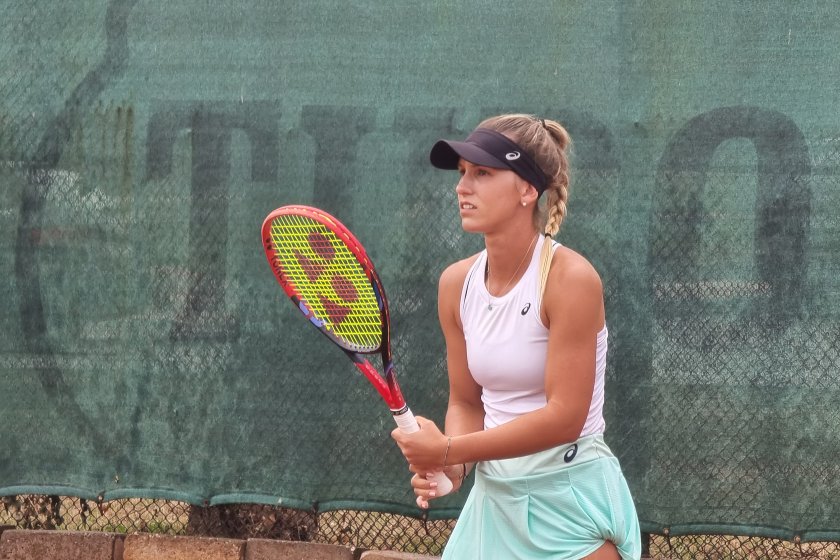 Две български тенисистки - Гергана Топалова и Юлия Стаматова -