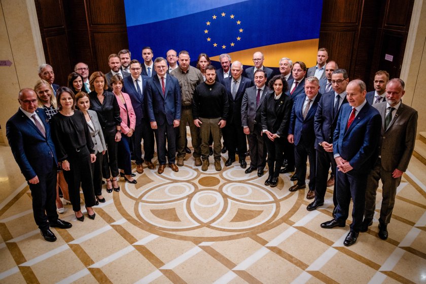 В знак на солидарност с Украйна външните министри от Европейския