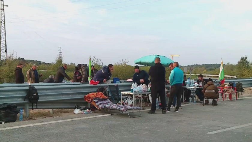 Седми ден остава блокадата на АМ Тракия, която миньори и