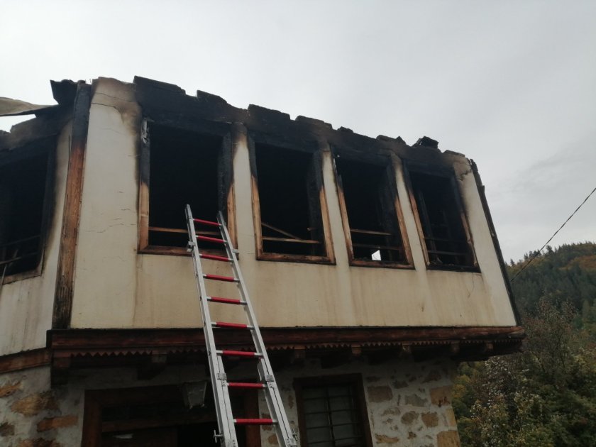 Четири къщи изгоряха в смолянското село Пещера