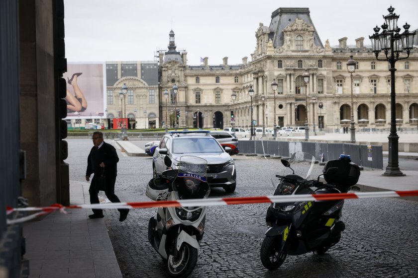 сигнал бомба версайския дворец извършва евакуация