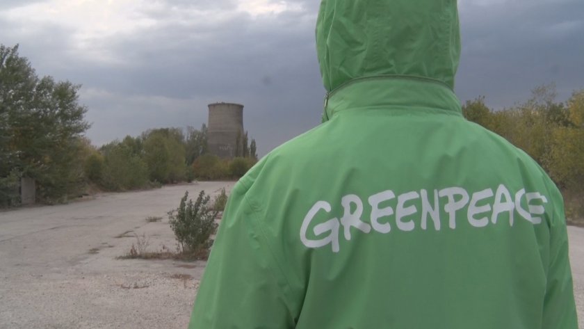 Активисти на Грийнпийс увиснаха на най-високия комин на димитровградската ТЕЦ