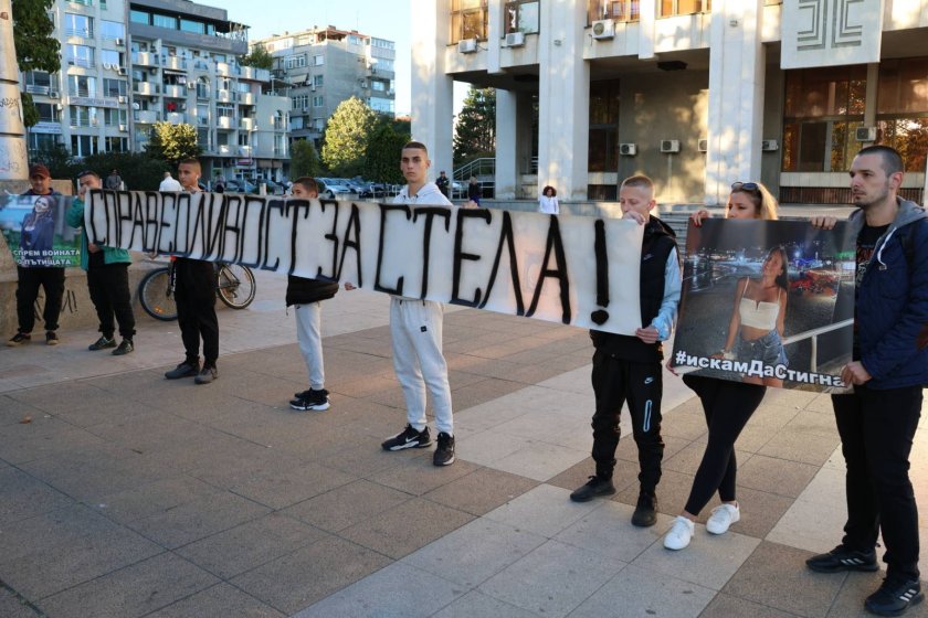 В Бургас близки и приятели на 23-годишната Стела Маринова излязоха