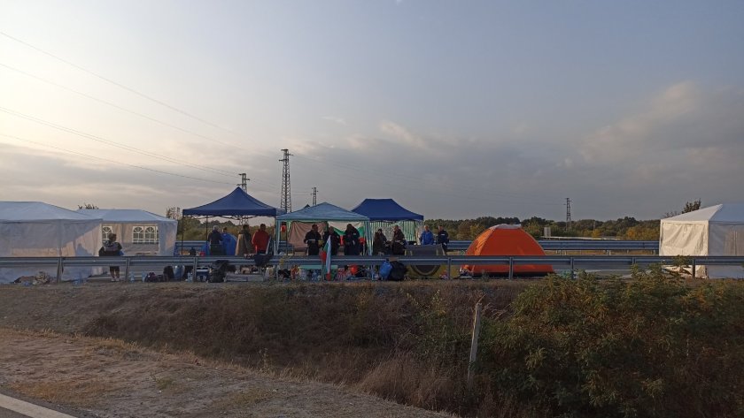 11-то денонощие продължава блокадата на автомагистрала Тракия и прохода на