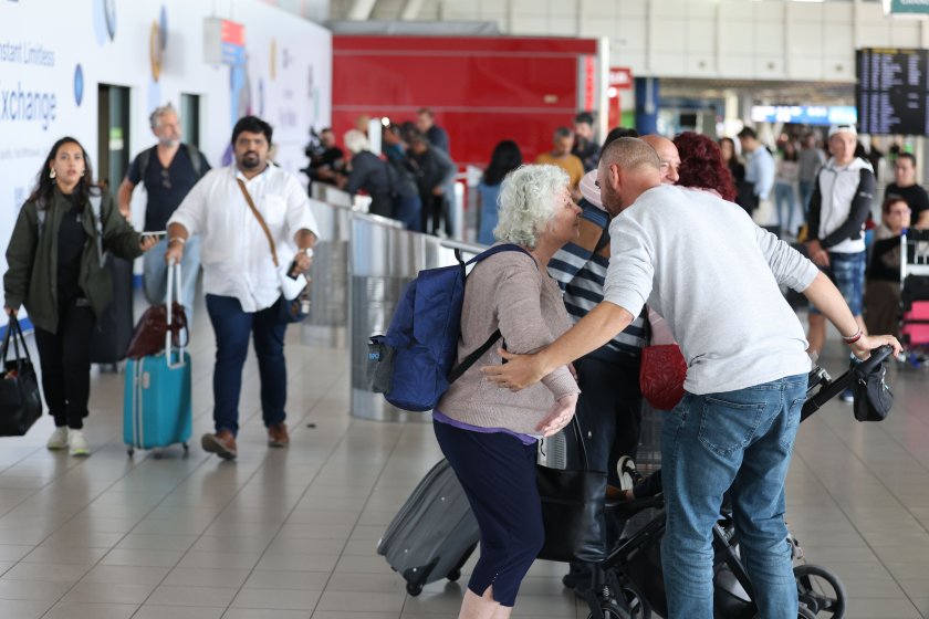 пристигнаха български граждани евакуационен частен полет тел авив летище софия