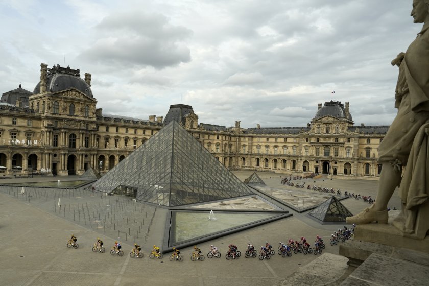 Лувърът в Париж, най-големият музей в света, затвори извънредно врати