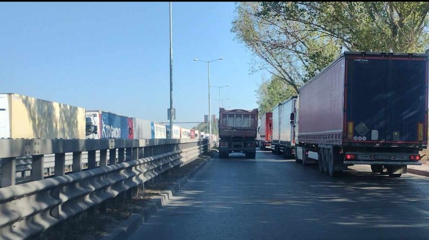 Засилен трафик при "Дунав мост" край Русе
