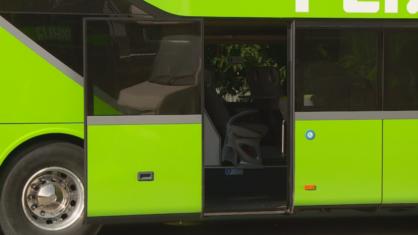 12-годишно дете стои в скута на шофьор и управлява автобус