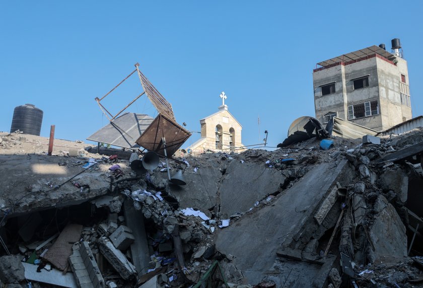Израелска ракета удари православна църква в Газа, има жертви