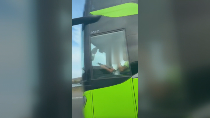 Дете стои в скута на шофьор и управлява автобус пълен