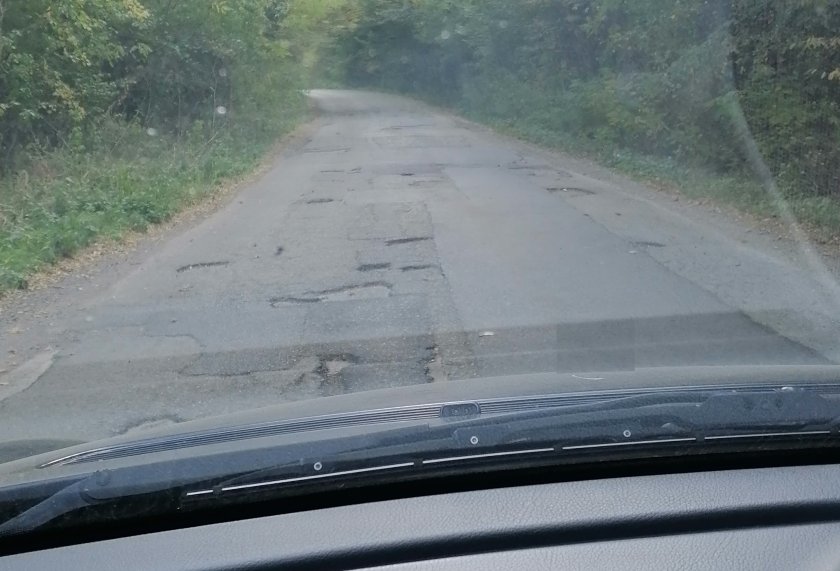 "Твоята новина": 10 километра дупки по пътя между три сливенски села