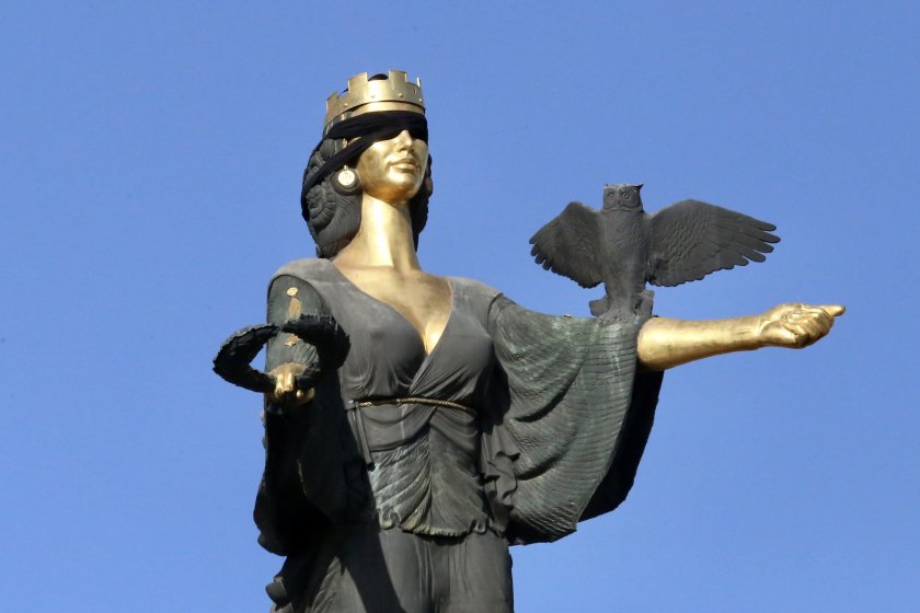 Статуя Света София превръзка