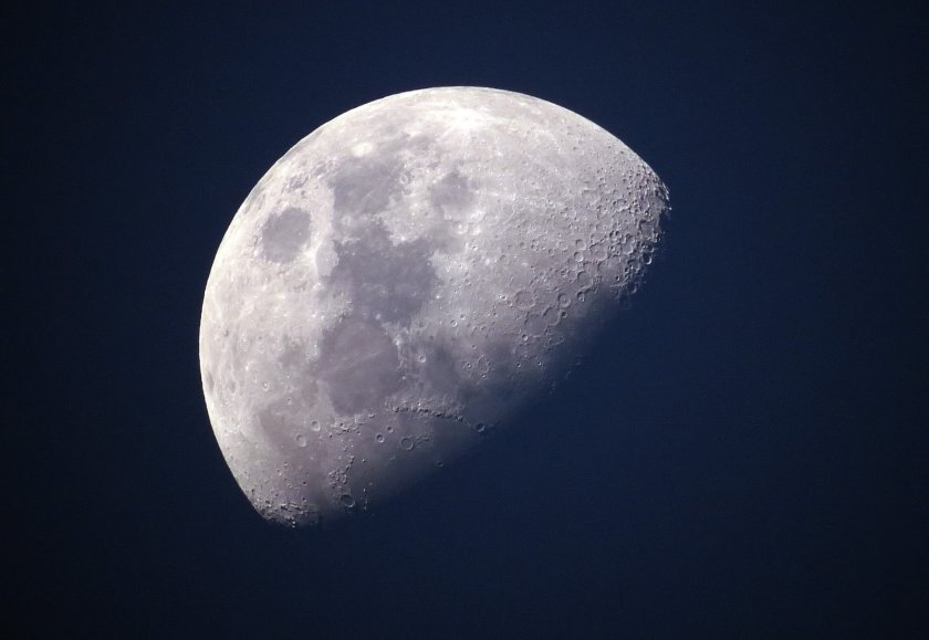 Лунен камък, донесен от екипажа на мисията Аполо 17“, разкрива