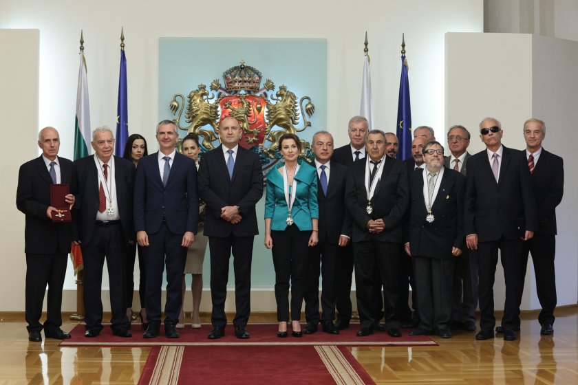 президентът удостои държавни отличия шестима българи