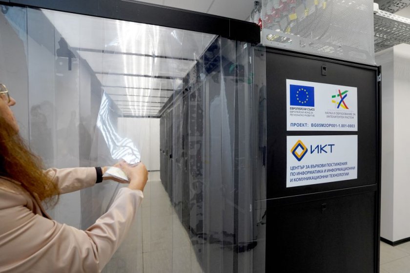 Суперкомпютър ще подпомага работата на български учени (Снимки)