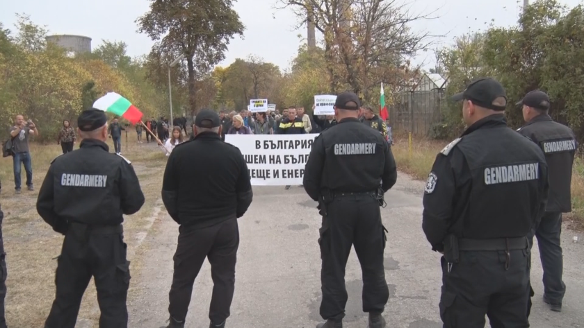 На два различни протеста излязоха днес жители на Димитровград. Граждани,