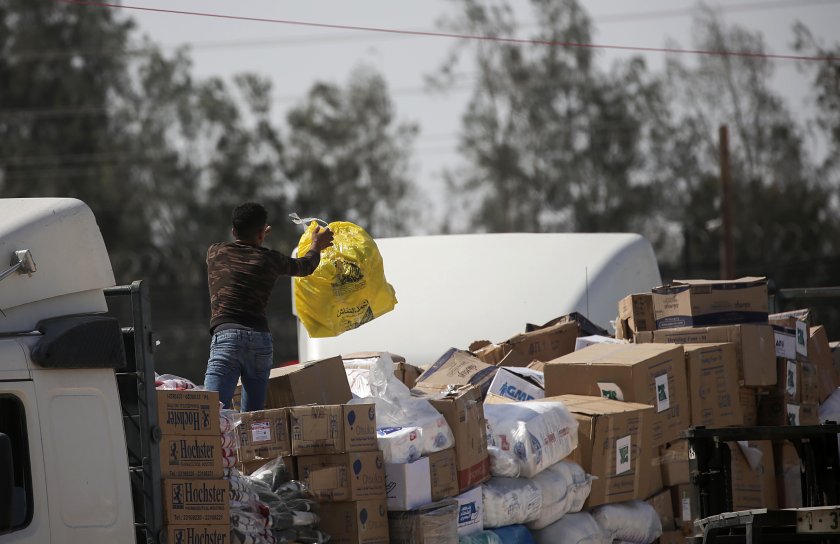 Едва 20 от 200 камиона с хуманитарна помощ преминаха през Египет в Газа