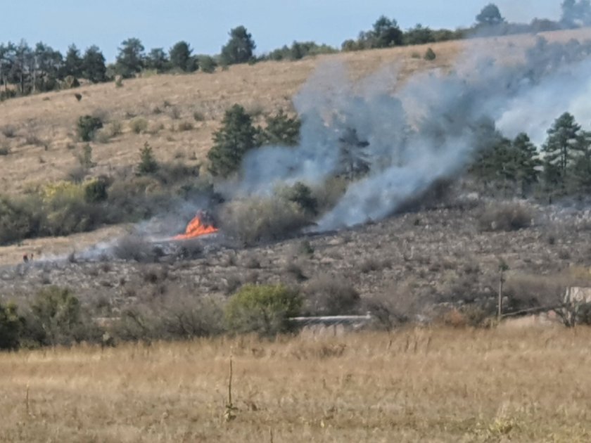 Пожари пламнаха в село Безден и Сливница в Софийска област.Противопожарните