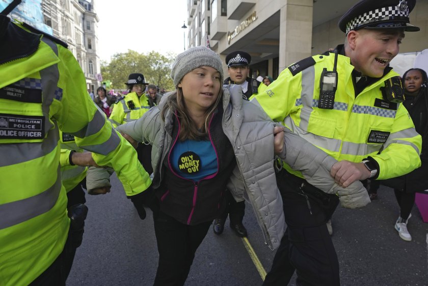 полицията лондон задържа екоактивистката грета тунберг