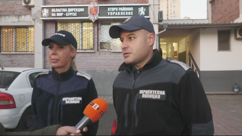 Бургаски полицаи отказаха подкуп от 300 долара. Парите били подхърлени