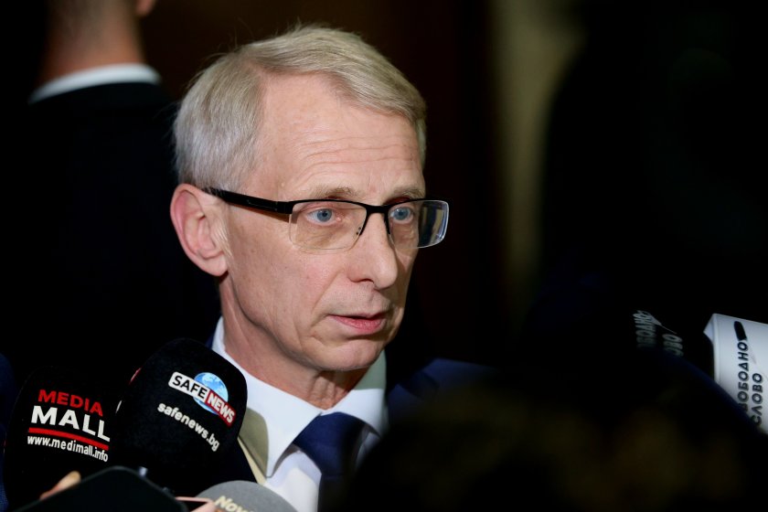 Министър-председателят акад. Николай Денков говори на брифинг от летище София