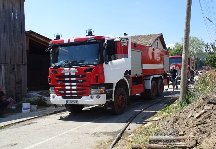 пожар пожарна кола огън пожарникари