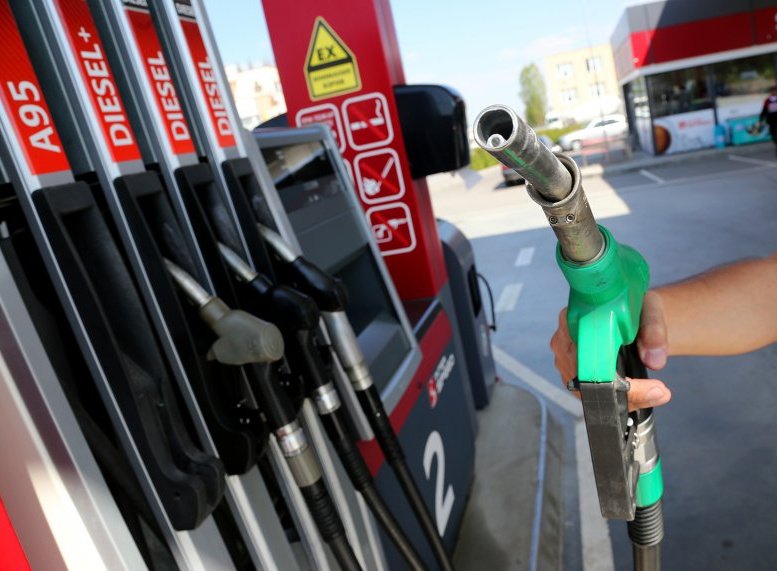 Икономисти: Бензинът може да мине 3 лева, ако отпадне дерогацията за внос на руски петрол