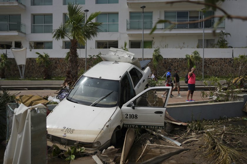 Броят на жертвите на урагана от пета категория Отис, който